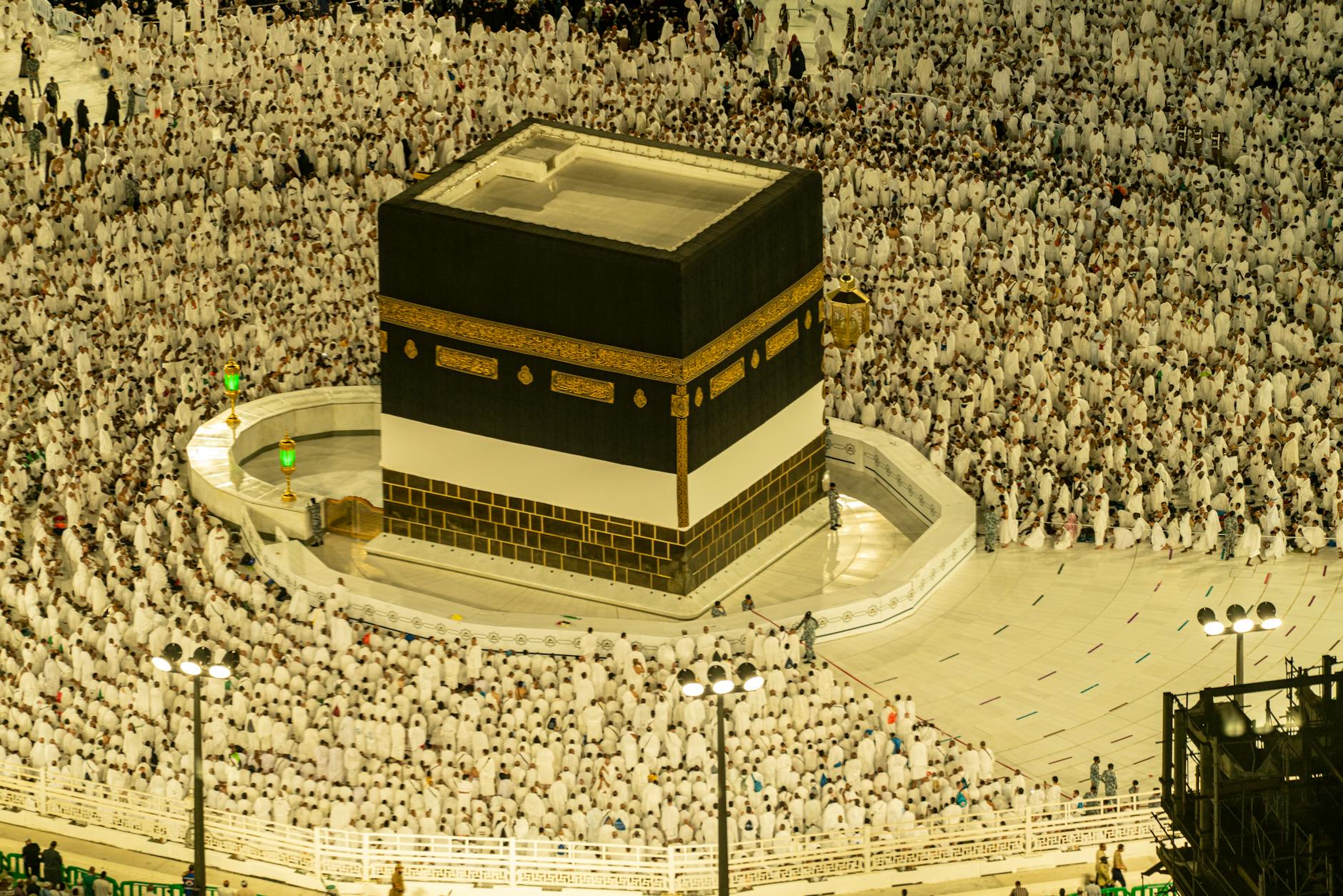 Ilustrasi jamaah muslim memulai perjalanan Haji 2026 dengan latar Masjidil Haram dan bendera Indonesia.