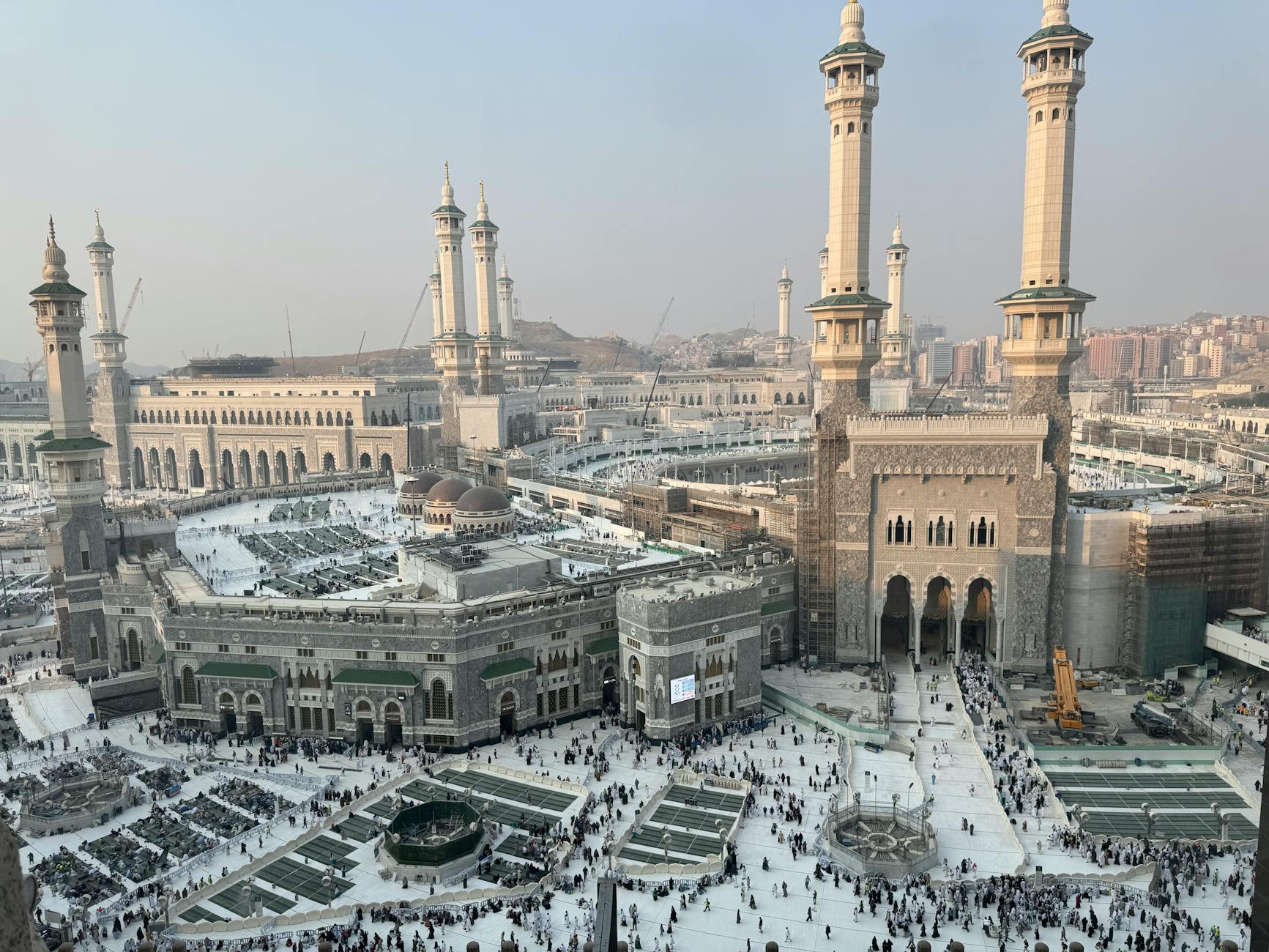 Foto jamaah Umroh September 2026 di Masjidil Haram, menunaikan ibadah dengan semangat baru