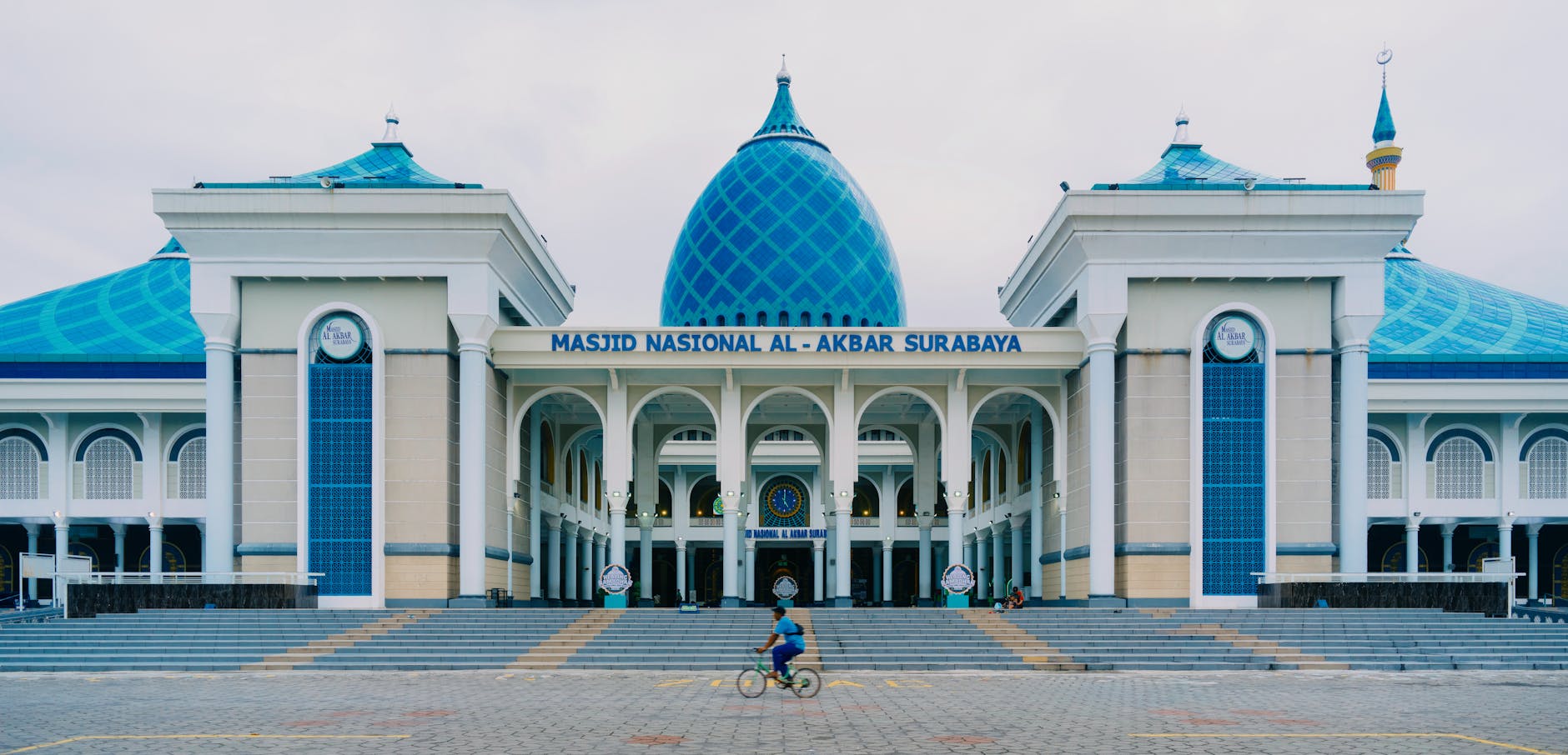 Info biaya umroh 2026 lengkap, perkiraan total biaya paket, tiket, visa, akomodasi, dan layanan ibadah.