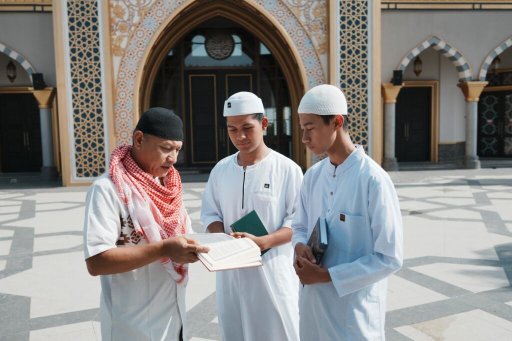 Estimasi biaya umroh untuk 4 orang meliputi tiket, visa, akomodasi, transportasi, dan makan sekitar Rp 70 jutaan.